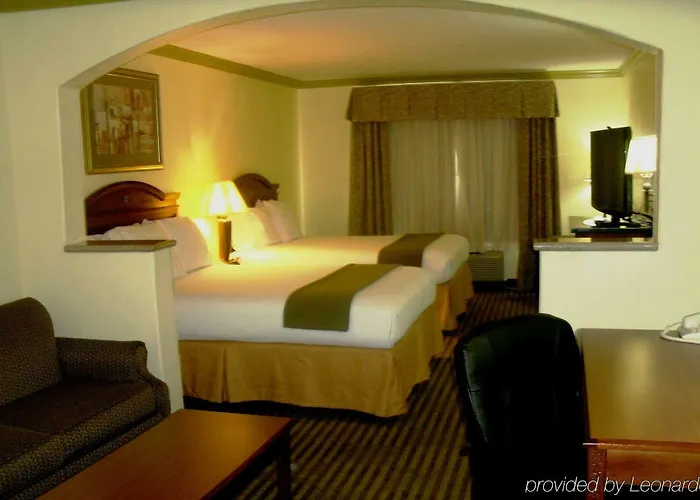 Express Worth Nw Loop 820 By Ihg Hotel 3*